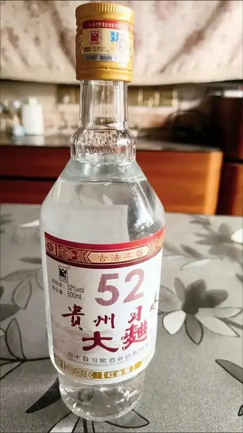 传统酿酒车间内，覆盖棉布的陶坛正在发酵，阳光与蒸汽交织出酿造的生命感_1