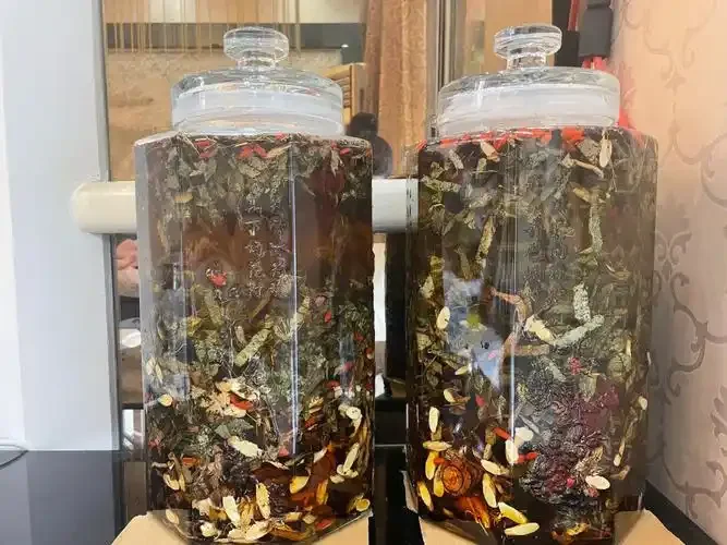 资深酿酒师工作台展示不同药材与不同白酒泡制对比，用于讲解泡药酒如何选酒_1