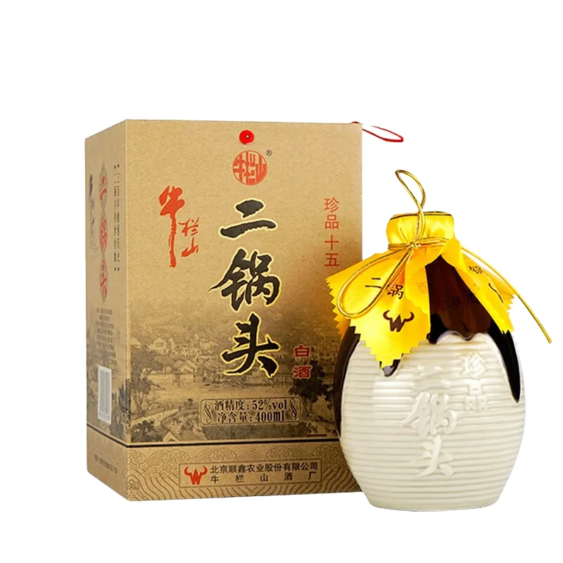 酿酒师正在检查用于酿造鹤兰春风格清香型白酒的酒醅状态_1