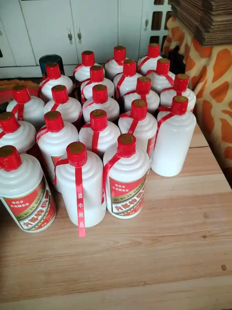 酿酒师尝试点燃碗中粮食酒但未成功，背景为传统酿酒工具_1