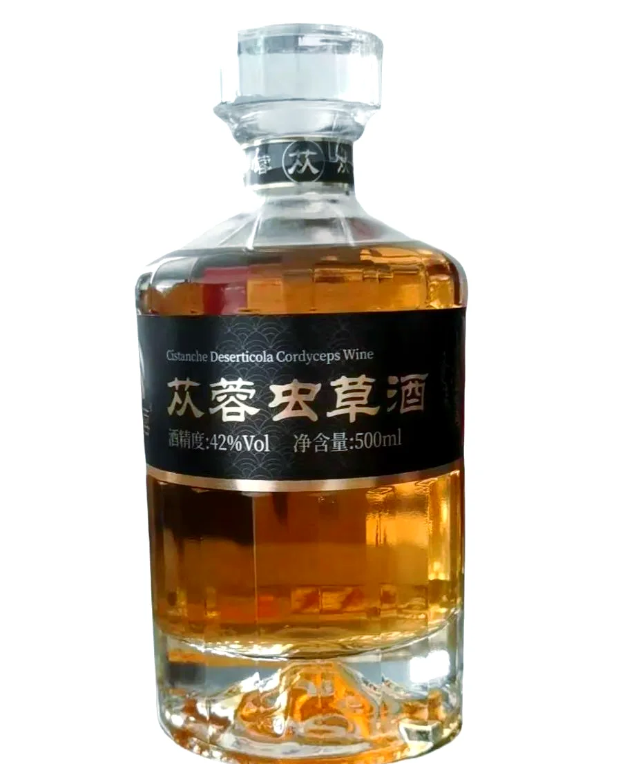 虫草肉苁蓉枸杞泡酒成品特写：透明玻璃罐中琥珀色酒液浸泡着虫草、肉苁蓉片和红枸杞，背景散落着原材料，展现家庭自制养生酒的朴实与品质。_1