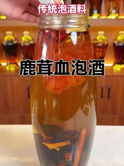 鹿茸泡酒前处理工作台，展示清洗鹿茸片所需的工具：清水盆、切片刀、棉布和陶瓷盘_1