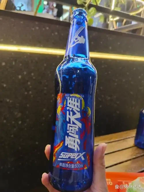 家酿啤酒所需的核心原料与工具展示：发酵桶、啤酒花、特种麦芽、比重计和玻璃杯。_1