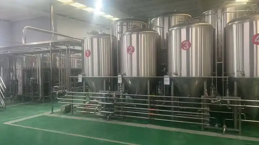 小型精酿啤酒坊内的不锈钢啤酒酿造设备实景_1