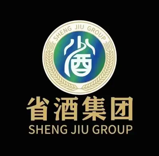 几瓶贴好标签的纯粮酒特写，背景为传统酿酒车间环境，展示品牌标识与产品的结合。_1
