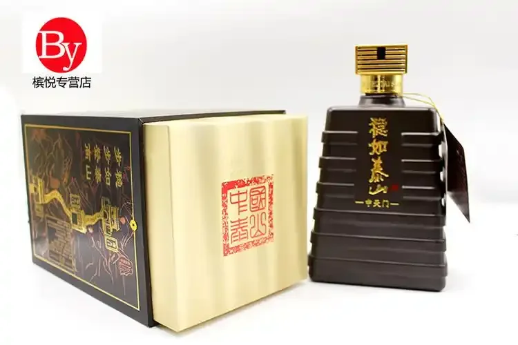 稳如泰山品鉴酒与品酒杯在品酒台上的专业展示，用于阐述其品鉴价值。_1