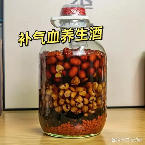 泡在透明玻璃罐中的当归、黄芪、枸杞、红枣、桂圆养生酒，酒色呈琥珀色，药材清晰可见。_1