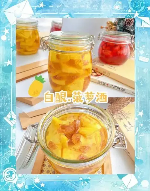 家庭自酿果酒过滤过程展示：大口玻璃罐、医用纱布过滤果酒，背景有漏斗、滤网等过滤工具。_1