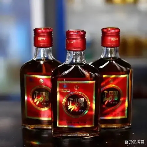一瓶正在浸泡中的传统药酒，清晰可见人参、枸杞等多种药材，展现了药酒炮制的工艺与美感。_1
