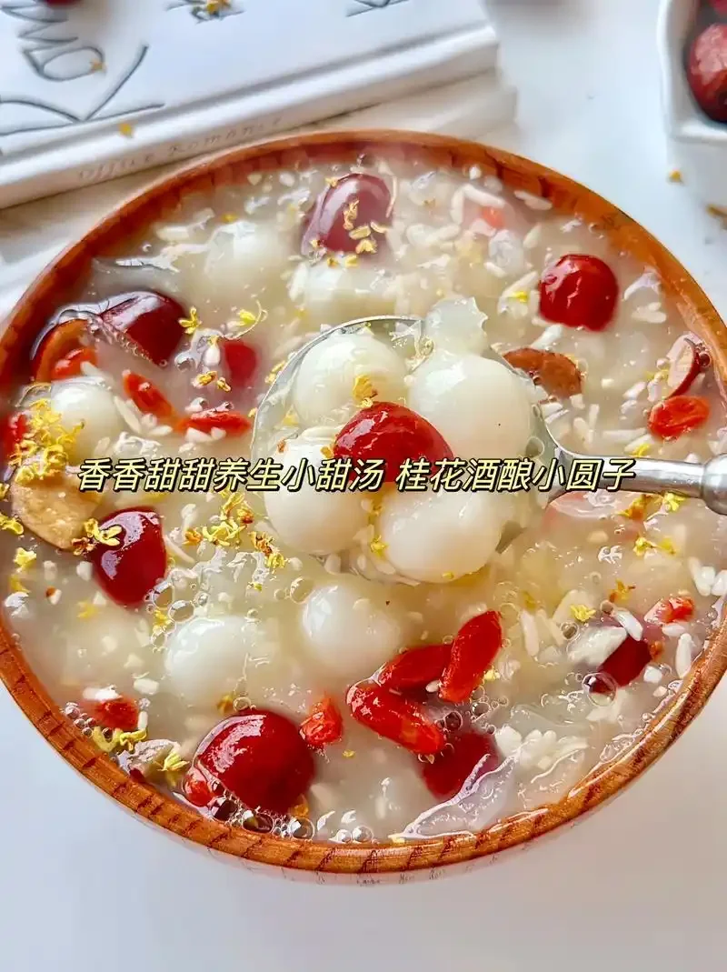 一碗刚出锅的桂花米酒小汤圆，汤色清亮，小汤圆软糯，桂花金黄，热气袅袅升起。_1