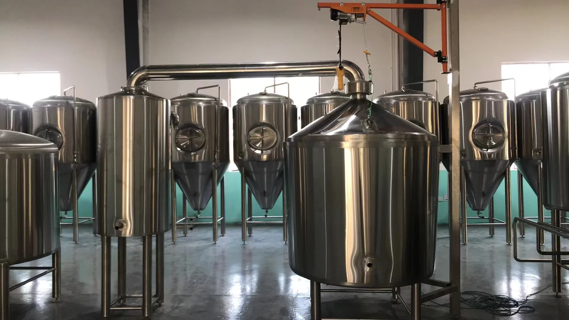 小型精酿啤酒精酿设备，包含糖化锅、煮沸锅和发酵罐，摆放在专业工坊内_1
