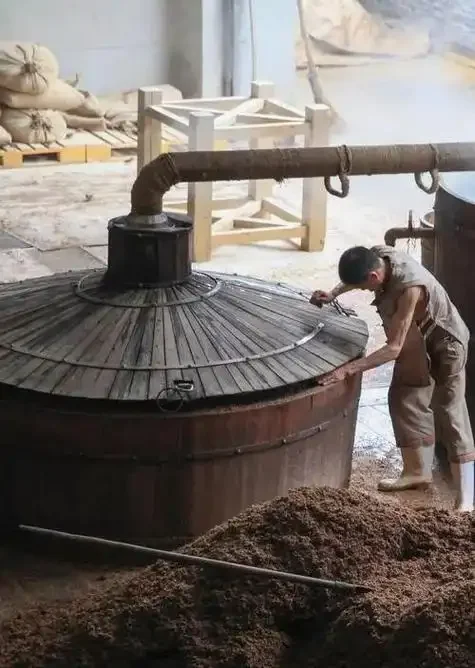 酿酒师正在观察白酒蒸馏出的酒花，用于判断酒度和品质_1