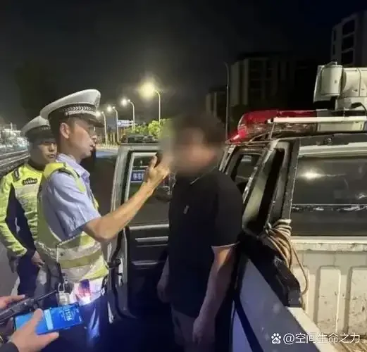 一杯酒、办公室钥匙和一份解雇通知并置，象征因酒驾失去工作的后果。_1