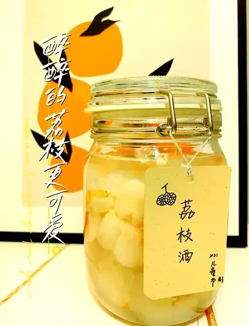 家庭自酿果酒出现问题，发酵罐内酒液浑浊，旁边有发霉的柠檬片，酿酒师正在分析原因。_1