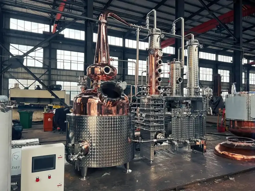 重庆酿酒师在车间内讲解不锈钢酿酒蒸馏设备的关键结构_1