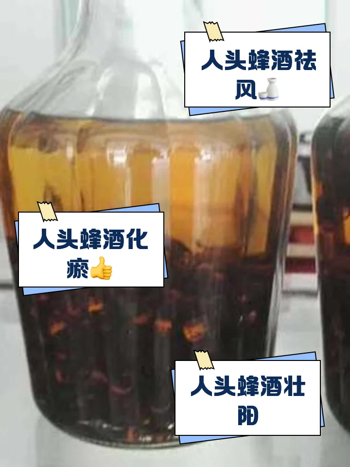 自制的缅桂花泡酒，透明玻璃罐中琥珀色酒液与白色花瓣相映成趣_1
