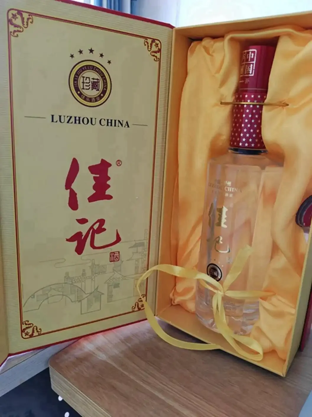 家庭自酿纯粮酒发酵过程实景,展示玻璃罐中的粮食酒醅与原料。_1