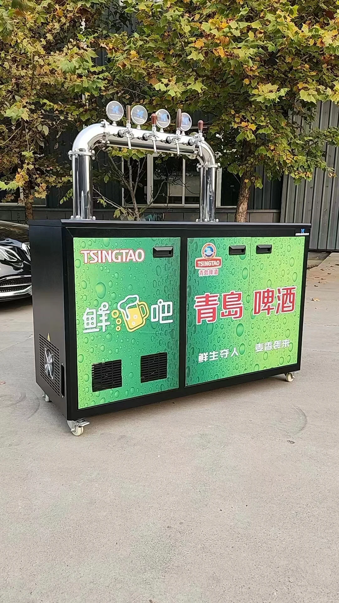 家庭自酿啤酒所需的核心设备组合，包括发酵桶、煮沸锅、测量工具和成品啤酒，展示入门级精酿设备的典型配置。_1