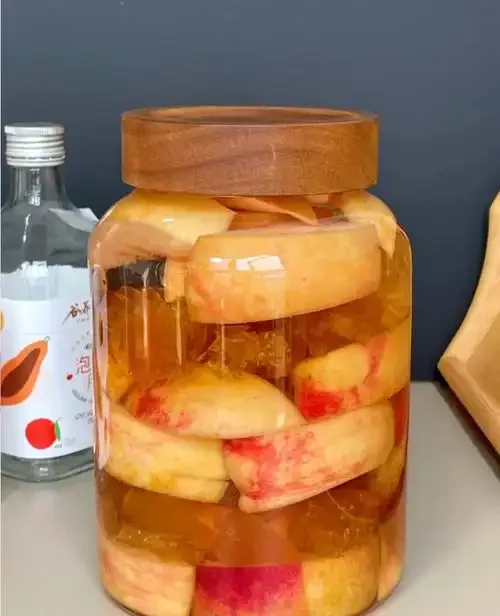 酿造桃子白酒的第一步：准备和切块新鲜桃子_1