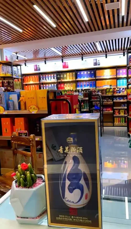 酿酒师在干净整洁的清香型白酒车间检查地缸发酵情况_1