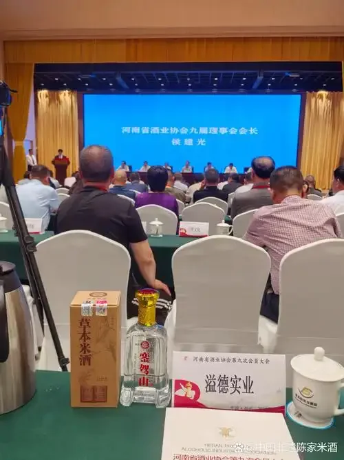 老酿酒师陈应贵在作坊中精心挑选酿酒用高粱_1