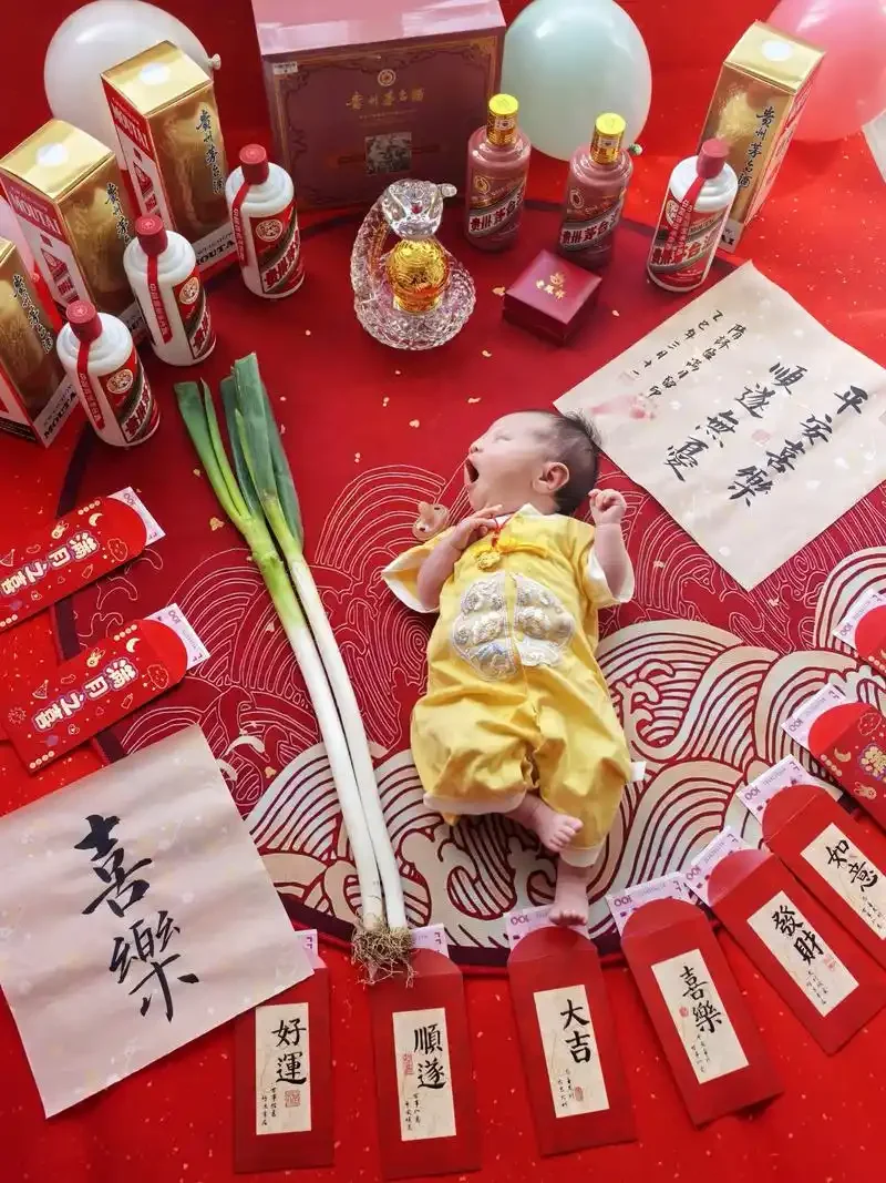 宝宝封酒仪式感摆拍：桌上三瓶待封白酒与红色封条工具_1