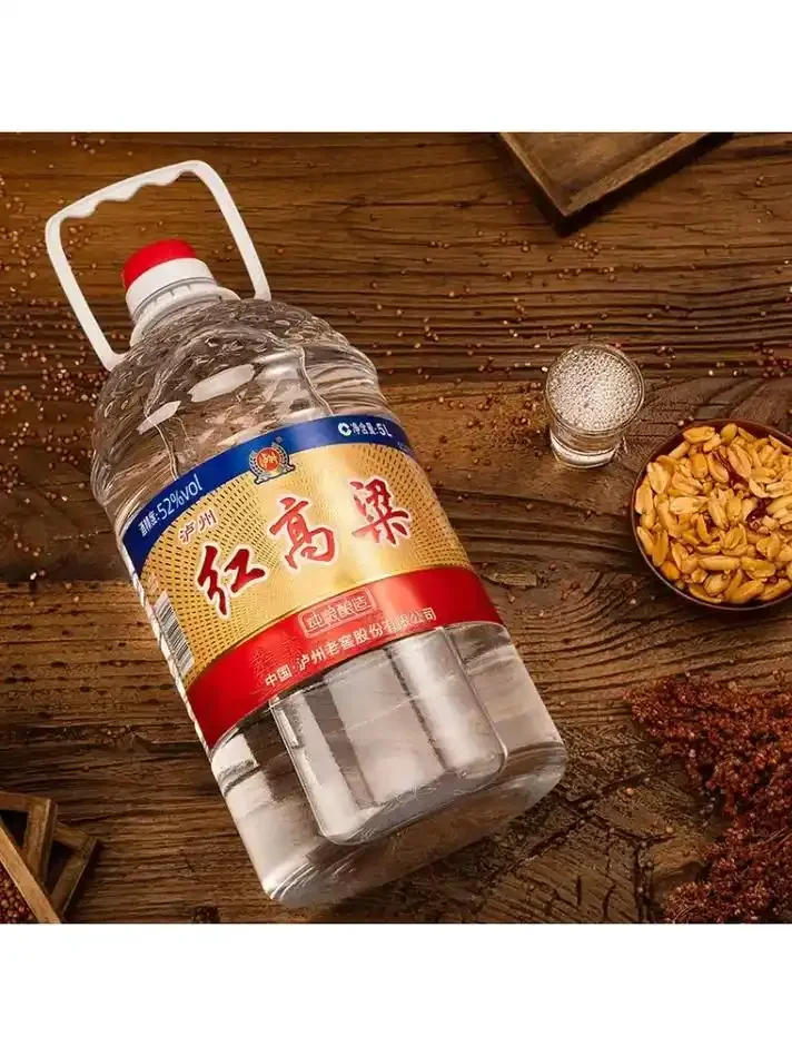 传统酒坊中正在进行固态发酵的陶缸和用于蒸馏的泸州本地糯高粱特写_1