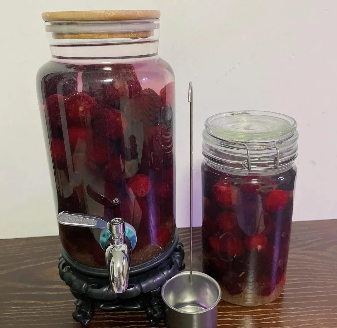 自酿杨梅酒过程展示：透明玻璃罐中浸泡的深红杨梅与冰糖_1