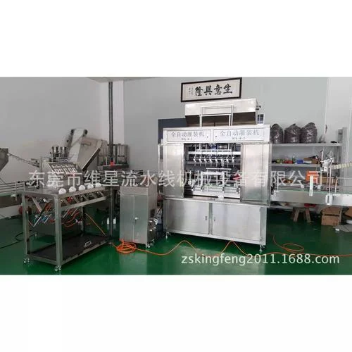 一台正在工作中的不锈钢小型白酒灌装机，展示其实际灌装白酒的场景。_1