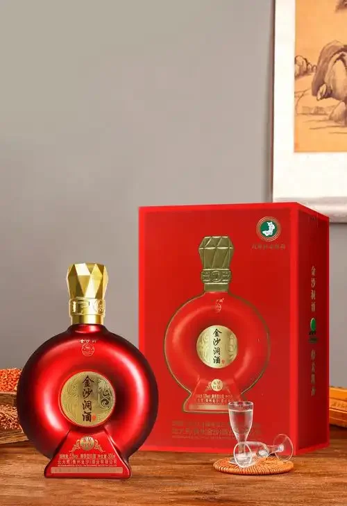 一瓶经典酱香型白酒作为礼物的温馨场景，配以台灯、书籍和卡片，营造出雅致、用心的送礼氛围。_1