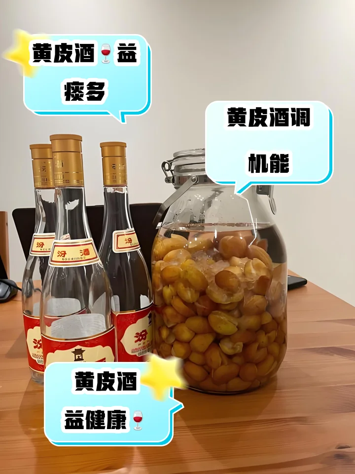 冒热气的温酒壶与琥珀色黄酒特写，展示经典温饮场景_1