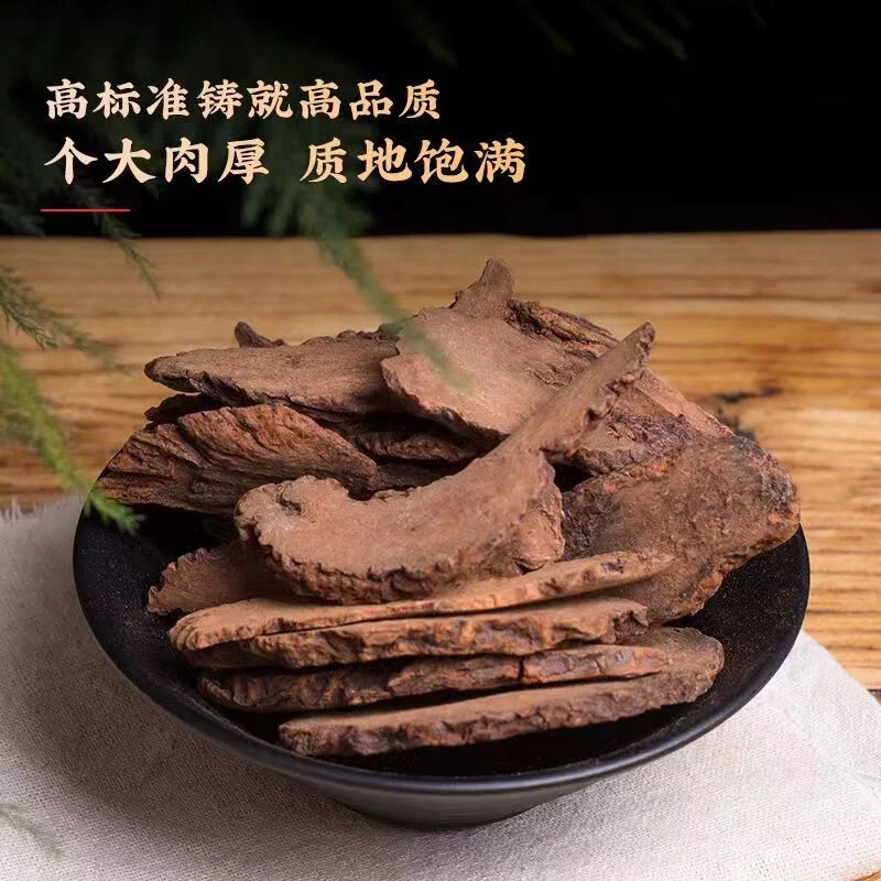 家庭自制杜仲锁阳泡酒成品展示，玻璃罐中琥珀色酒液与药材清晰可见_1