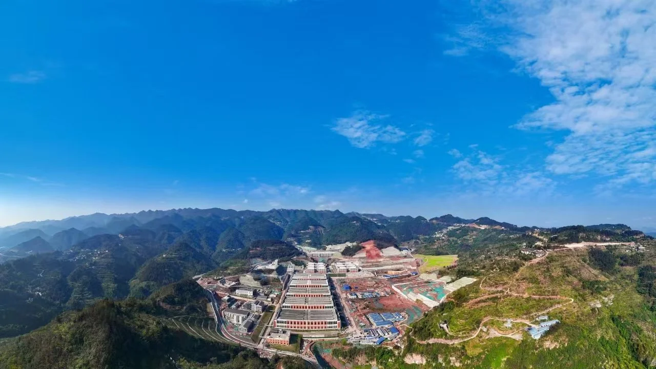 传统酱酒窖藏车间内景，红陶发酵坛整齐排列，坛口封有红纸，展现茅溪酱酒传统酿造环境的静谧与匠心。_1