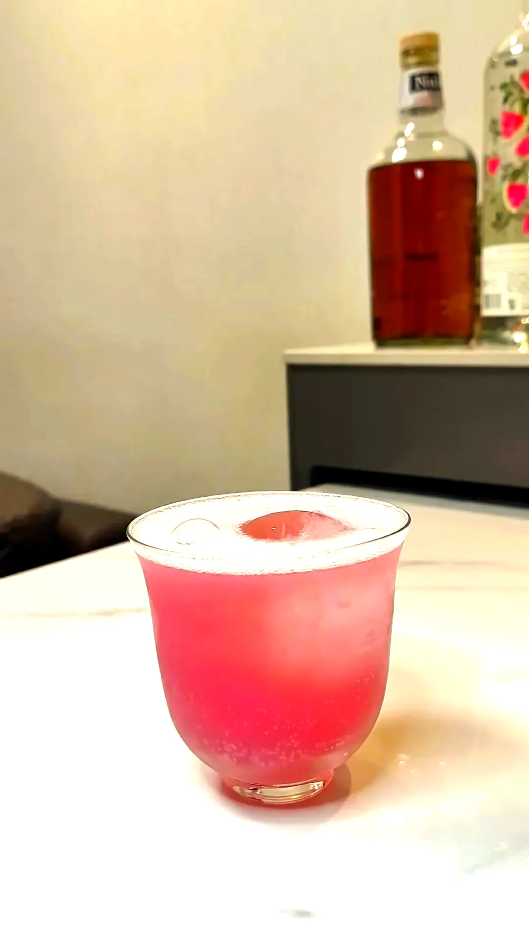 一杯经典莫吉托鸡尾酒与一瓶白朗姆酒、青柠和薄荷的摆拍，展示白朗姆基酒的清爽调酒应用_1
