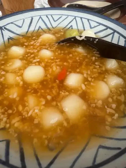 一碗家常自制的桂花米酒汤圆，汤圆洁白圆润，汤汁清澈，点缀着桂花和枸杞。_1