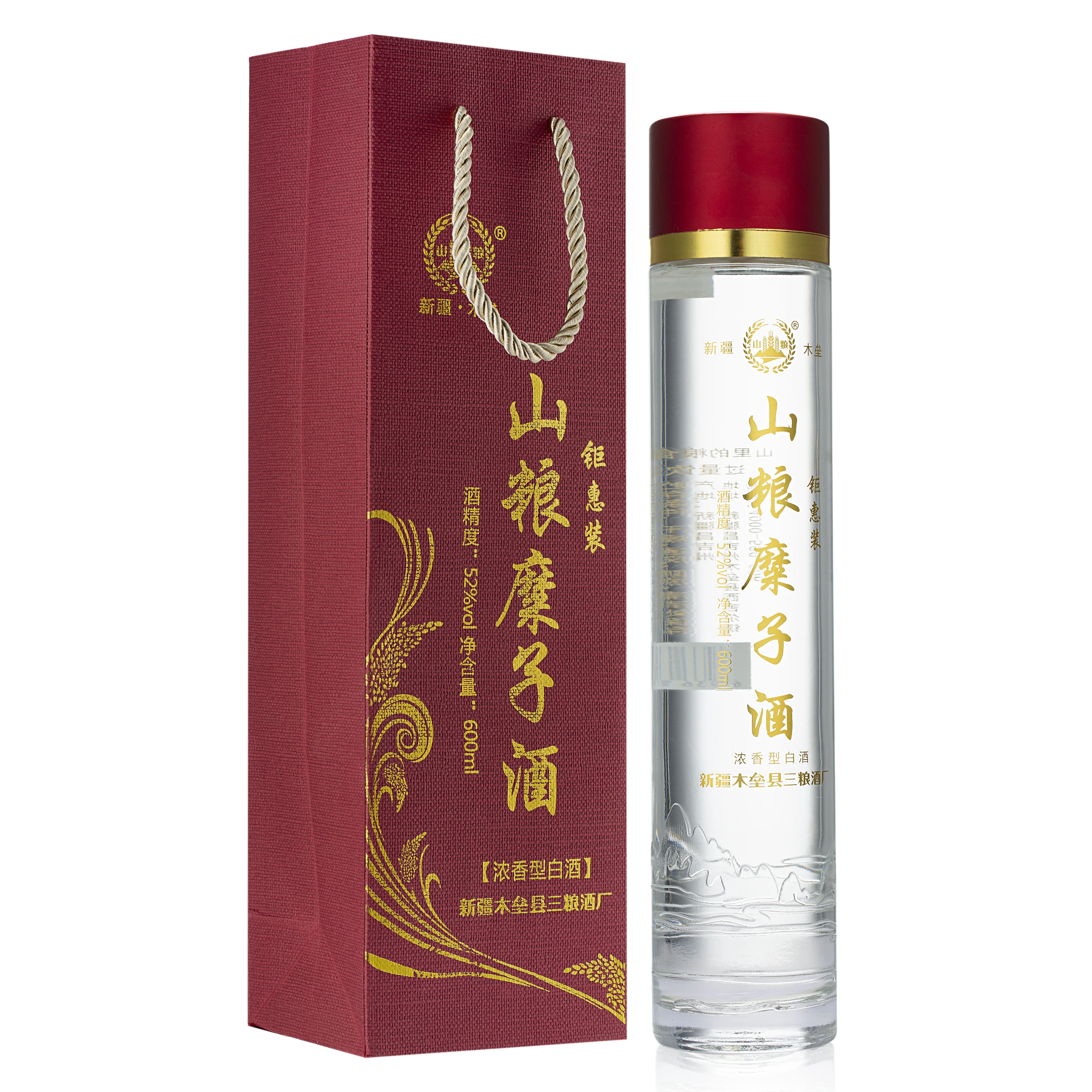 酿酒师在酒坊中品鉴纯粮食白酒，观察酒体的清澈度与挂杯现象_1