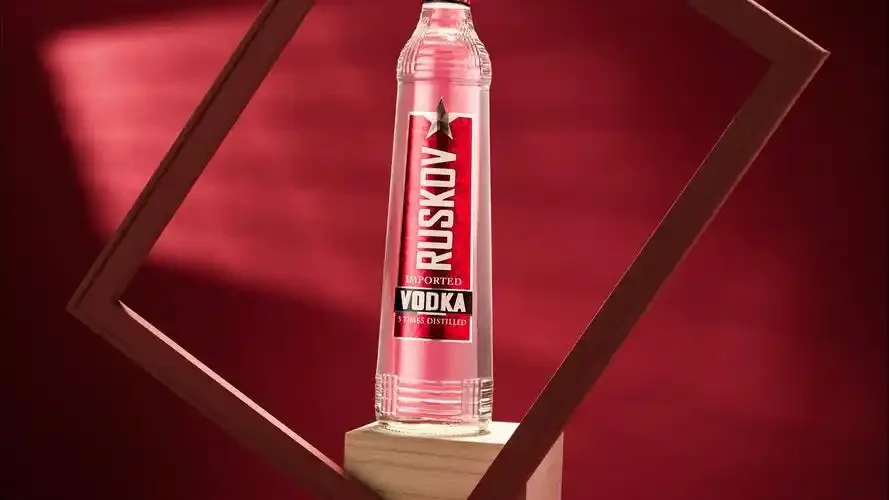 伏特加与白酒对比图：左边清澈伏特加配冰块，右边琥珀色白酒配酒盅，展现东西方烈酒文化差异_1