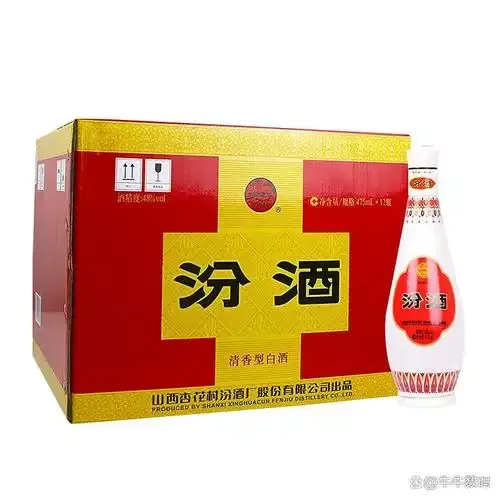 酿酒师正在检查陶缸中发酵的高粱，背景是传统酿酒工具，展现纯粮酿造过程_1