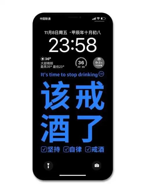 一杯清新的柠檬水与笔记本，象征着戒酒后健康、清晰的新开始_1