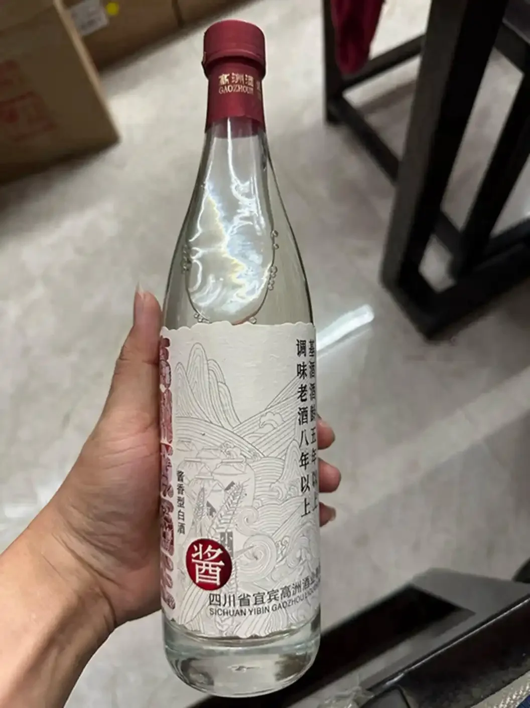 纯粮酒原料与传统酒坛与食用酒精及现代酒瓶的对比图_1