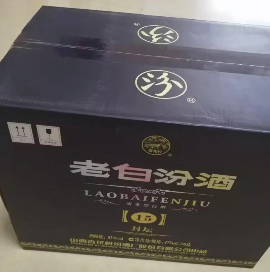 南楼山酿酒师展示家庭酿造15元粮食酒所需的核心原料与工具：大米、玉米、酒曲、发酵桶和蒸馏器。_1