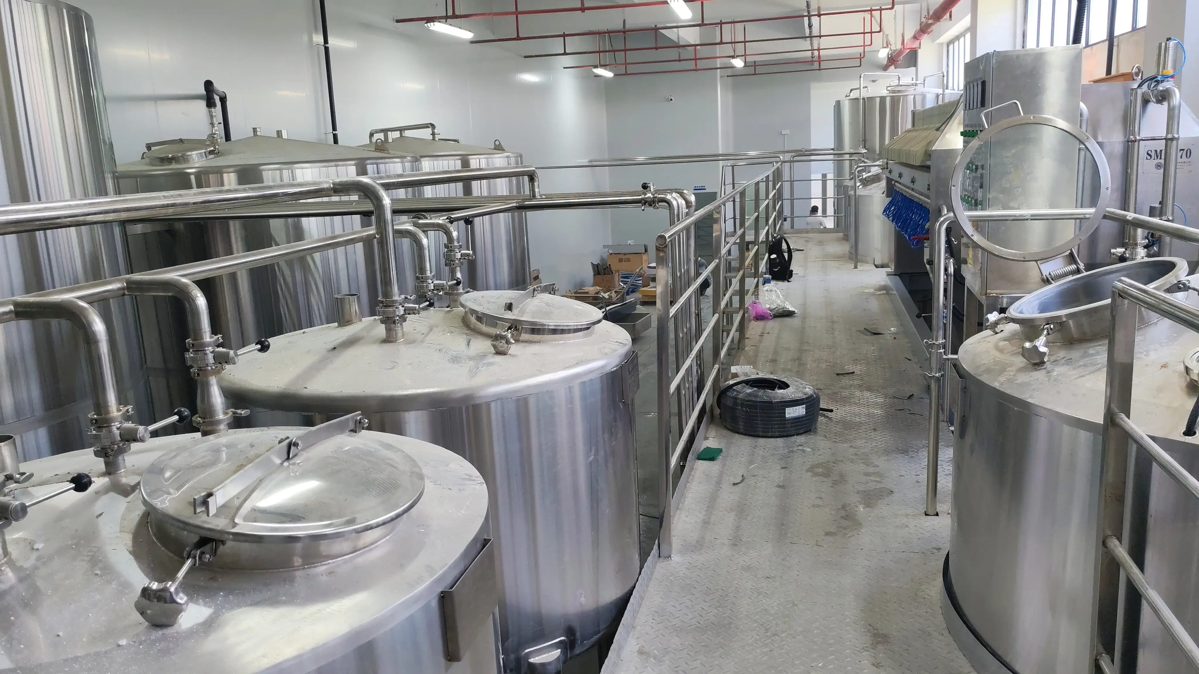 酿酒师在酿造车间介绍小型不锈钢啤酒酿造设备_1