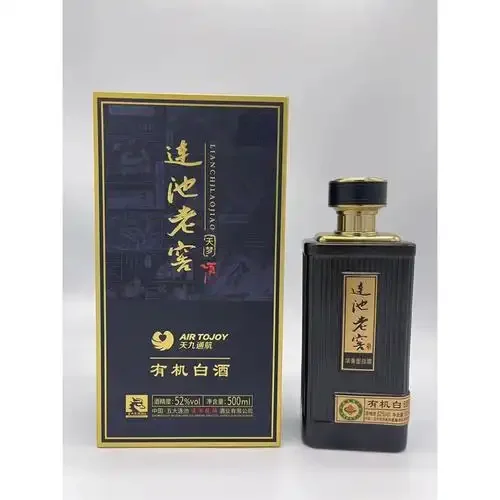 老窖池内壁窖泥特写，展示丰富的微生物菌落与岁月痕迹_1