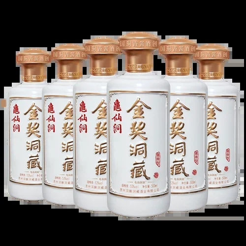 酿酒师在天然溶洞内检查陶坛封存的洞藏酒，坛壁凝结水珠，环境湿润幽深_1