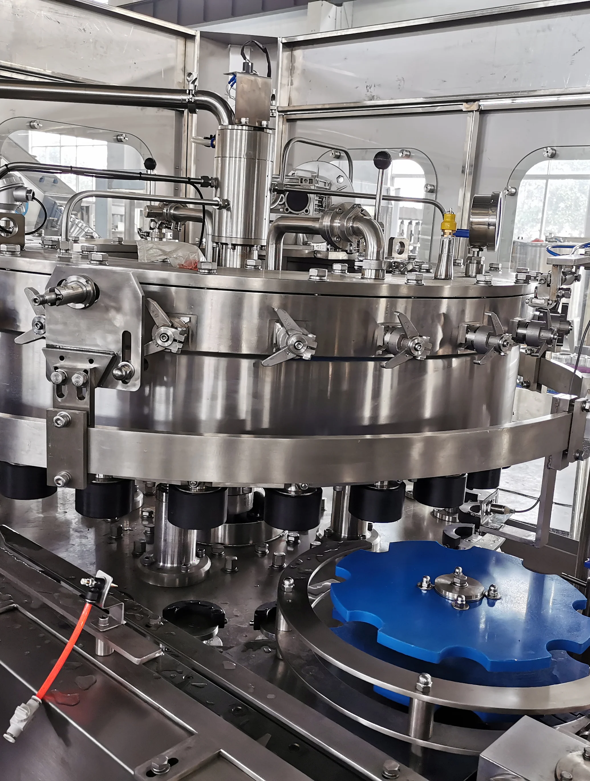 家庭自酿啤酒所需的核心设备：玻璃发酵桶、煮沸锅、温度计、比重计和虹吸管在工作台上摆放有序_1