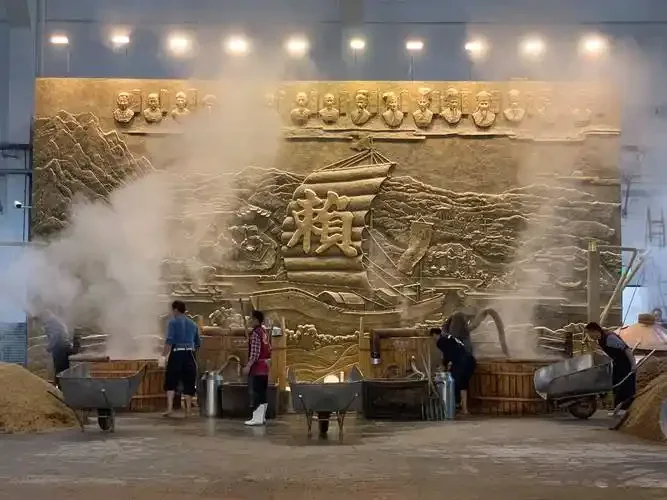 酿酒师在法国酿酒设备展上研究自动化不锈钢发酵罐内部结构_1