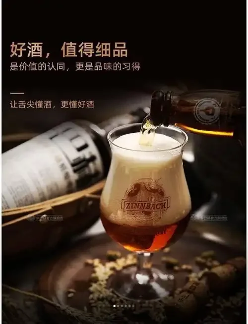 酿酒师在充满阳光的酒坊中，从橡木桶中取样品尝精酿啤酒的场景_1