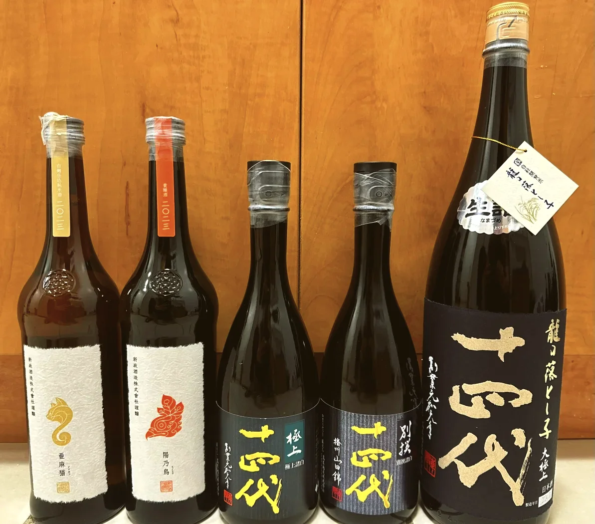 日本清酒酿造师傅的手正在木制曲盘上制作米曲，展示米粒上生长的白色曲霉菌丝。_1