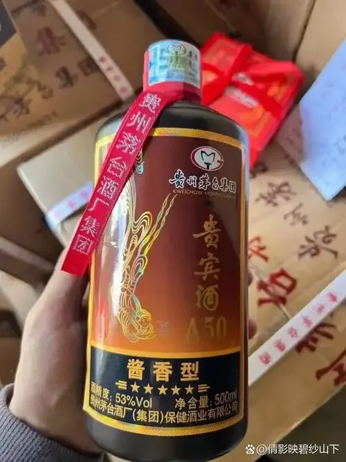 茅台镇黄昏全景：赤水河、依山而建的酒厂与袅袅蒸汽，展现核心产区的独特风貌。_1