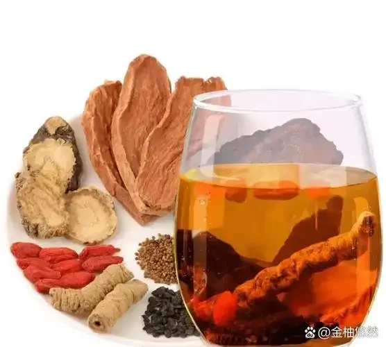 肉苁蓉枸杞泡酒成品展示：透明玻璃罐中琥珀色酒液浸泡着药材_1